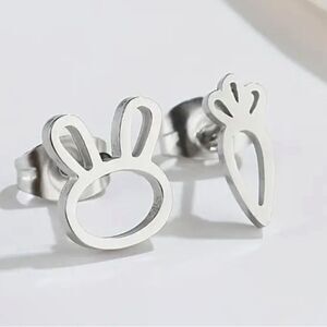 NWT MINIMALIST BUNNY & CARROT SILVER STUD EARRINGS